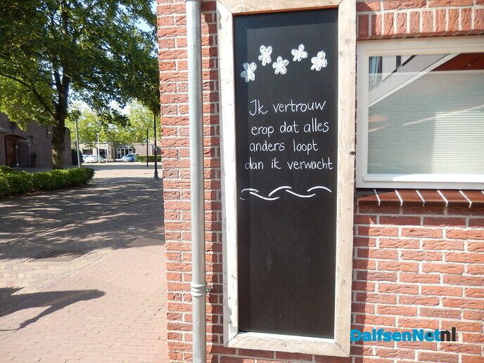 Nieuwe spreuk langs de weg - Foto: Willy
