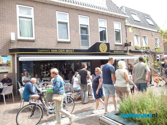 Blauwe bogen en een natte boxe - Foto: Willy