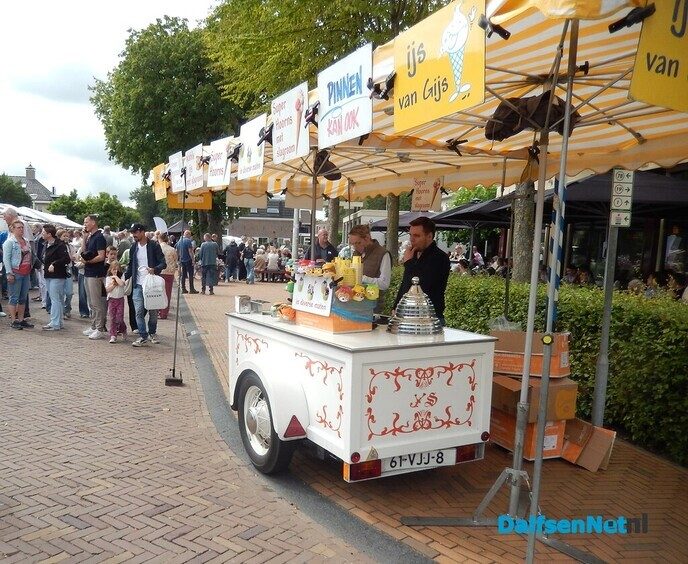 Enorme gezelligheid bij braderie en kinderrommelmarkt in Lemelerveld - Foto: Willy