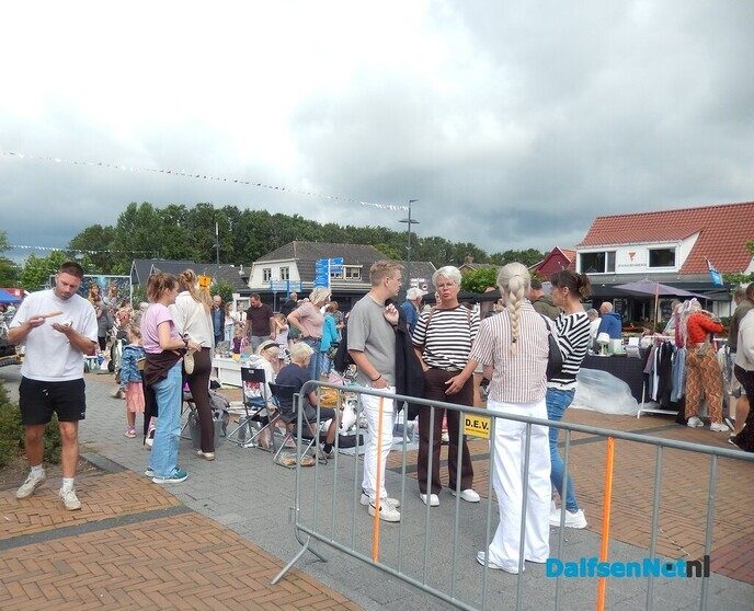 Enorme gezelligheid bij braderie en kinderrommelmarkt in Lemelerveld - Foto: Willy