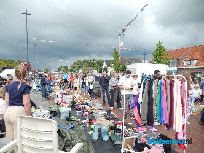 Enorme gezelligheid bij braderie en kinderrommelmarkt in Lemelerveld - Foto: Willy