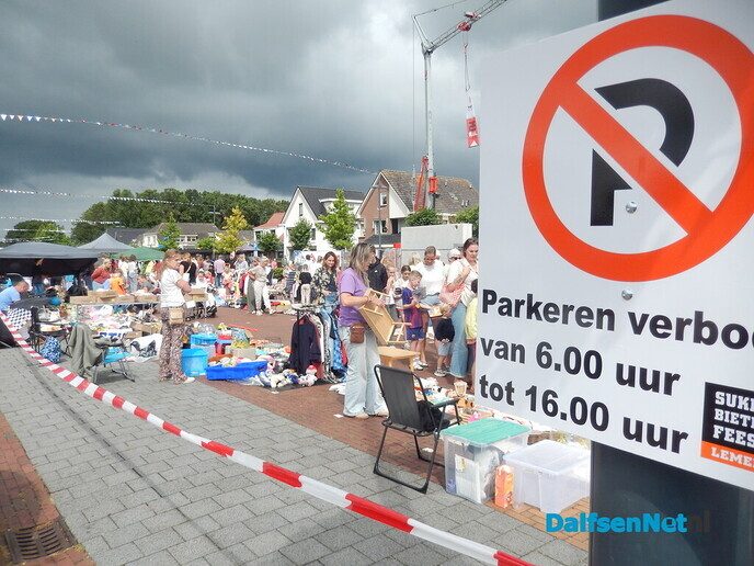 Enorme gezelligheid bij braderie en kinderrommelmarkt in Lemelerveld - Foto: Willy