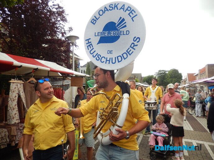 Enorme gezelligheid bij braderie en kinderrommelmarkt in Lemelerveld - Foto: Willy