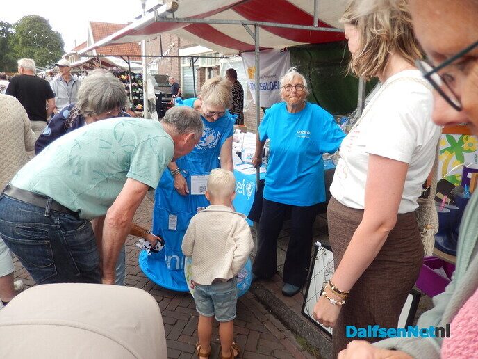 Enorme gezelligheid bij braderie en kinderrommelmarkt in Lemelerveld - Foto: Willy