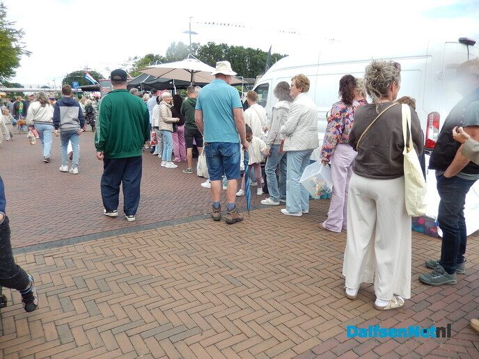 Enorme gezelligheid bij braderie en kinderrommelmarkt in Lemelerveld - Foto: Willy