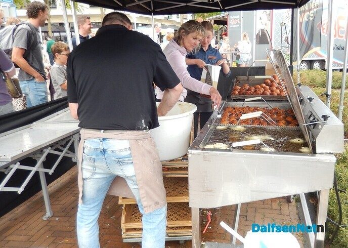 Enorme gezelligheid bij braderie en kinderrommelmarkt in Lemelerveld - Foto: Willy