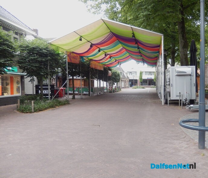 De tent op het Kerkplein in Dalfsen staat er ook - Foto: Willy
