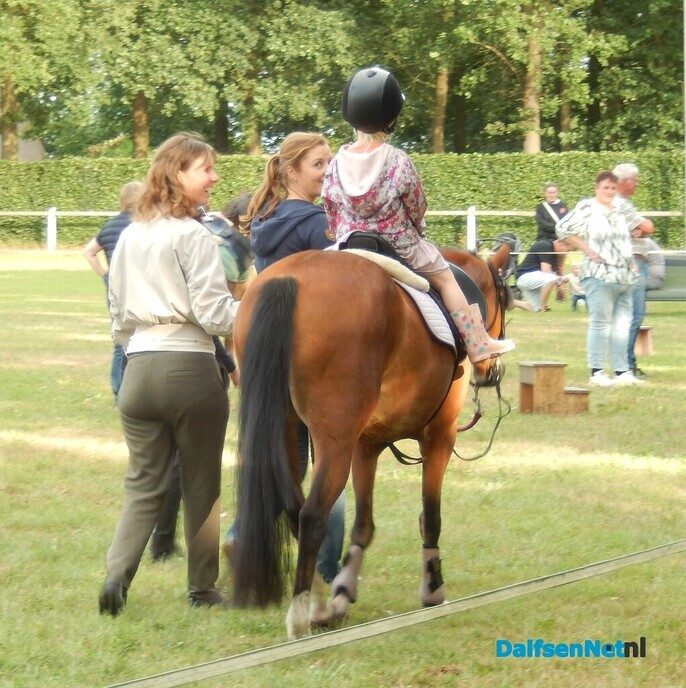 Veel belangstelling voor ponyrijden in Lemelerveld - Foto: Willy