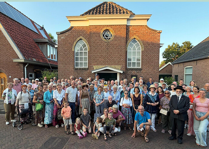 Eerbiedwaardige Solidariteitswandeling in centrum van Dalfsen - Foto: Eigen geleverde foto