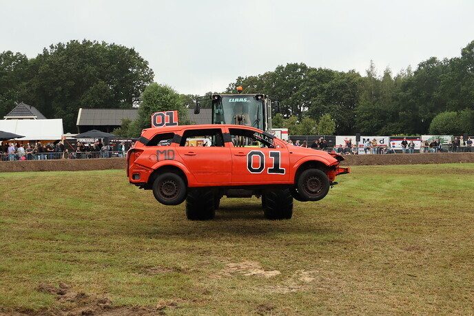De eerste beelden zijn binnen van de auto rodeo Hoonhorst - Foto: Tygo Bovendorp