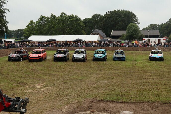 De eerste beelden zijn binnen van de auto rodeo Hoonhorst - Foto: Tygo Bovendorp