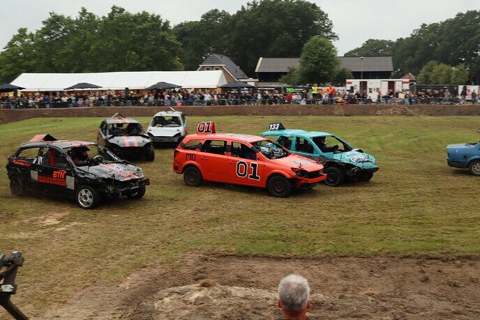 De eerste beelden zijn binnen van de auto rodeo Hoonhorst - Foto: Tygo Bovendorp