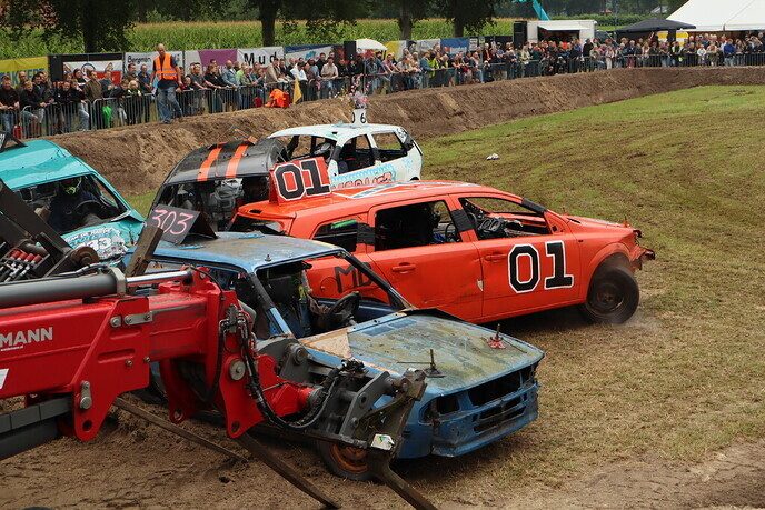 De eerste beelden zijn binnen van de auto rodeo Hoonhorst - Foto: Tygo Bovendorp