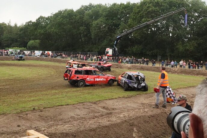 De eerste beelden zijn binnen van de auto rodeo Hoonhorst - Foto: Tygo Bovendorp