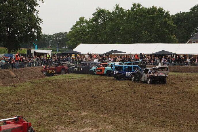 De eerste beelden zijn binnen van de auto rodeo Hoonhorst - Foto: Tygo Bovendorp