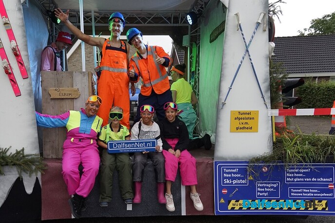 Bordje DalfsenNet bij optocht Oudleusen - Foto: Paul Scholten
