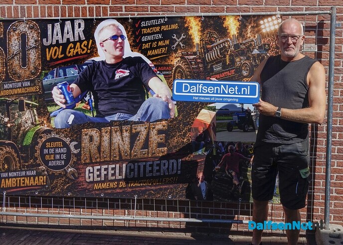 Foto’s met bordje DalfsenNet op vierde Blauwe Bogen Dag - Foto: Paul Scholten
