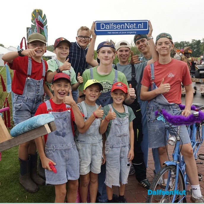 Bordje DalfsenNet bij optocht Oudleusen - Foto: Paul Scholten