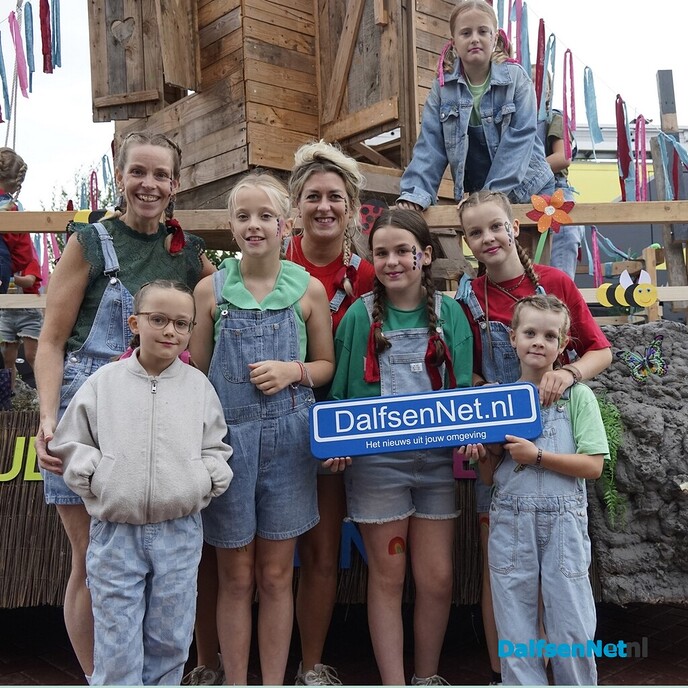 Bordje DalfsenNet bij optocht Oudleusen - Foto: Paul Scholten
