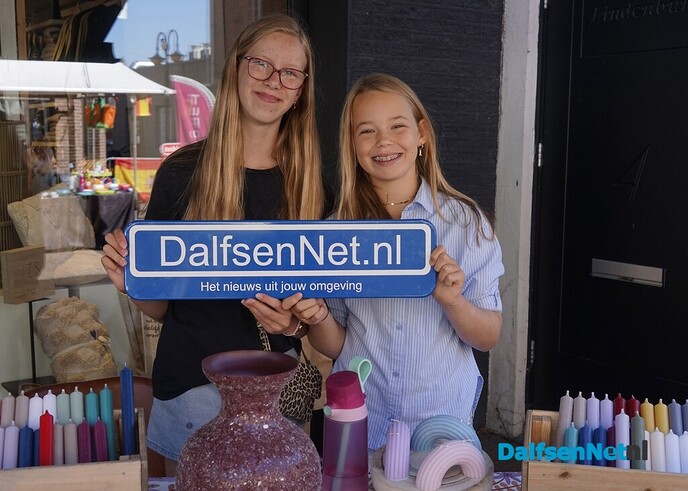 Foto’s met bordje DalfsenNet op vierde Blauwe Bogen Dag - Foto: Paul Scholten