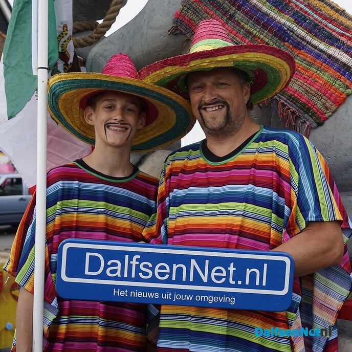 Bordje DalfsenNet bij optocht Oudleusen - Foto: Paul Scholten