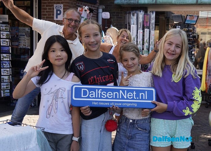 Foto’s met bordje DalfsenNet op vierde Blauwe Bogen Dag - Foto: Paul Scholten