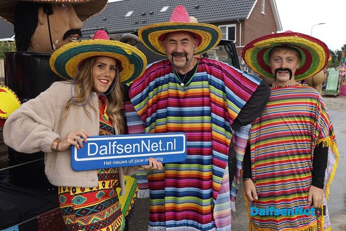 Bordje DalfsenNet bij optocht Oudleusen - Foto: Paul Scholten