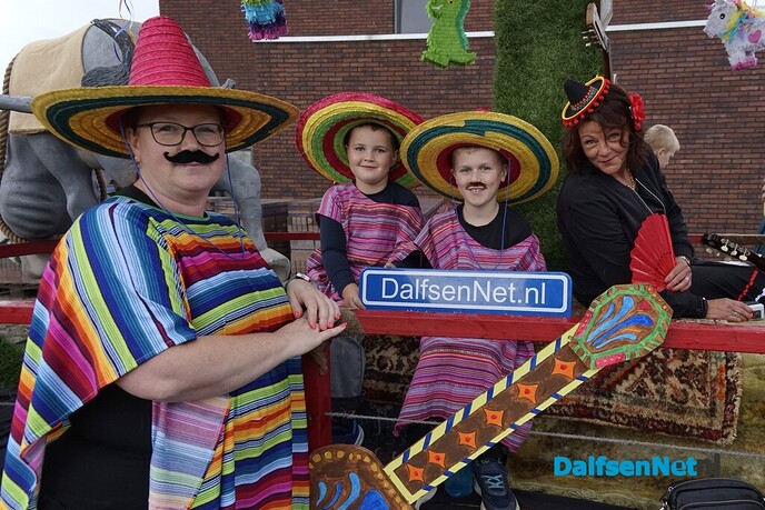 Bordje DalfsenNet bij optocht Oudleusen - Foto: Paul Scholten