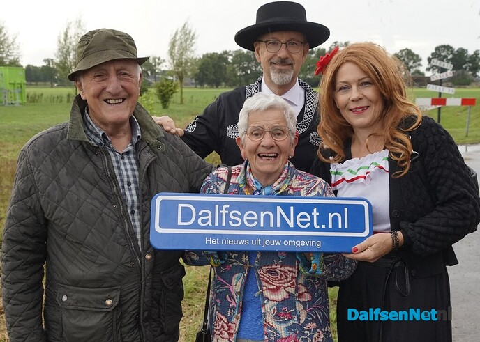 Bordje DalfsenNet bij optocht Oudleusen - Foto: Paul Scholten