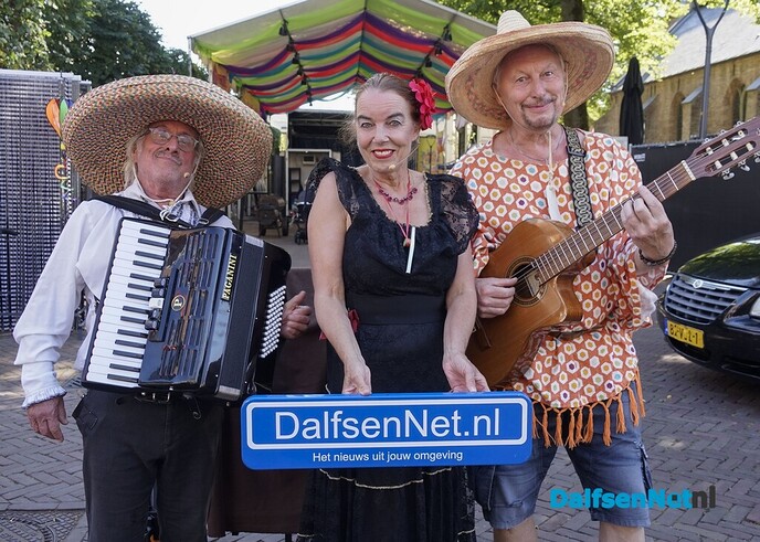 Foto’s met bordje DalfsenNet op vierde Blauwe Bogen Dag - Foto: Paul Scholten