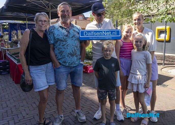 Foto’s met bordje DalfsenNet op vierde Blauwe Bogen Dag - Foto: Paul Scholten