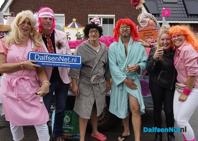 Bordje DalfsenNet bij optocht Oudleusen - Foto: Paul Scholten