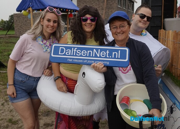 Bordje DalfsenNet bij optocht Oudleusen - Foto: Paul Scholten