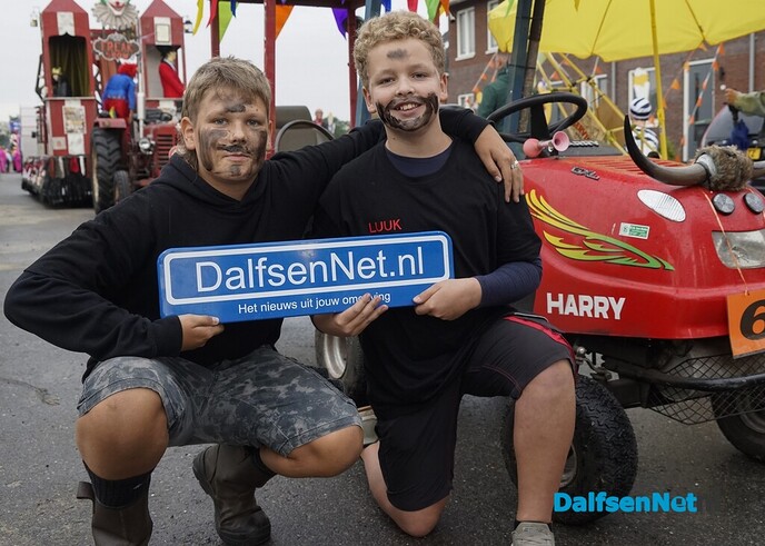 Bordje DalfsenNet bij optocht Oudleusen - Foto: Paul Scholten