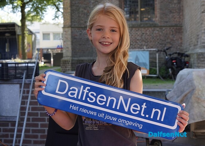 Foto’s met bordje DalfsenNet op vierde Blauwe Bogen Dag - Foto: Paul Scholten