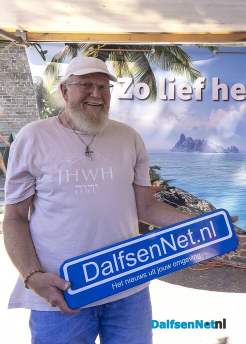 Foto’s met bordje DalfsenNet op vierde Blauwe Bogen Dag - Foto: Paul Scholten
