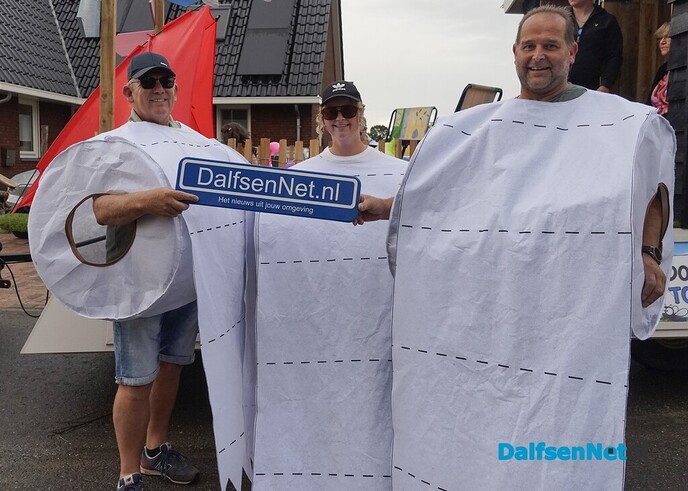 Bordje DalfsenNet bij optocht Oudleusen - Foto: Paul Scholten
