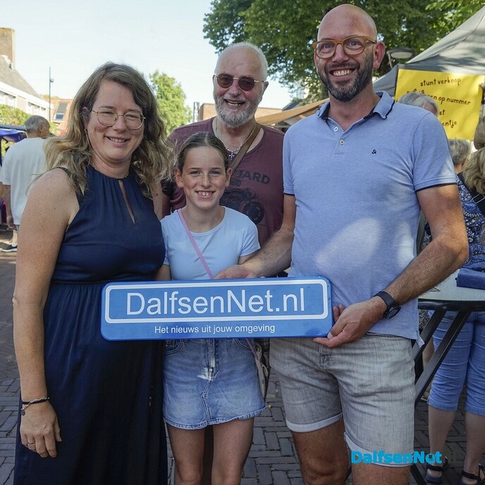 Foto’s met bordje DalfsenNet op vierde Blauwe Bogen Dag - Foto: Paul Scholten
