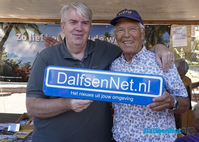 Foto’s met bordje DalfsenNet op vierde Blauwe Bogen Dag - Foto: Paul Scholten
