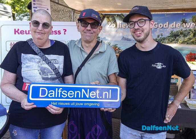 Foto’s met bordje DalfsenNet op vierde Blauwe Bogen Dag - Foto: Paul Scholten