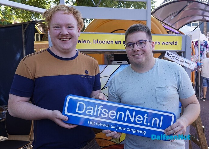 Foto’s met bordje DalfsenNet op vierde Blauwe Bogen Dag - Foto: Paul Scholten
