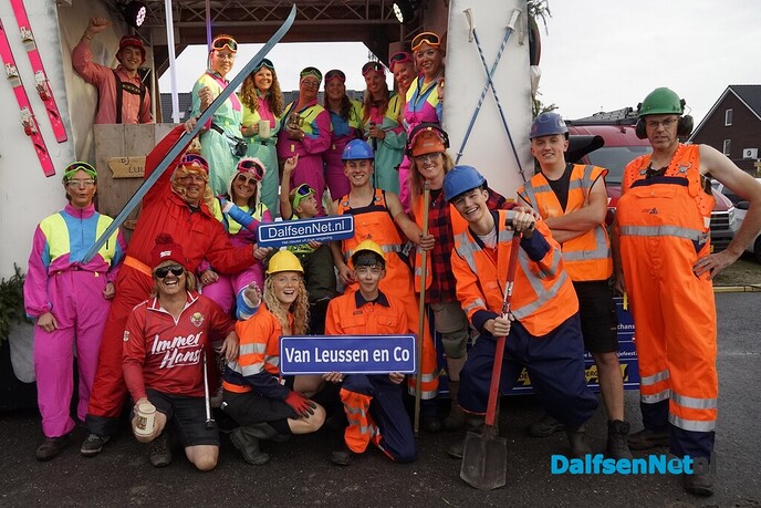 Bordje DalfsenNet bij optocht Oudleusen - Foto: Paul Scholten