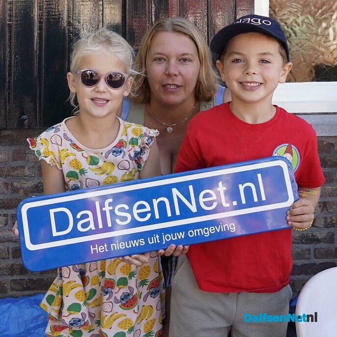 Foto’s met bordje DalfsenNet op vierde Blauwe Bogen Dag - Foto: Paul Scholten