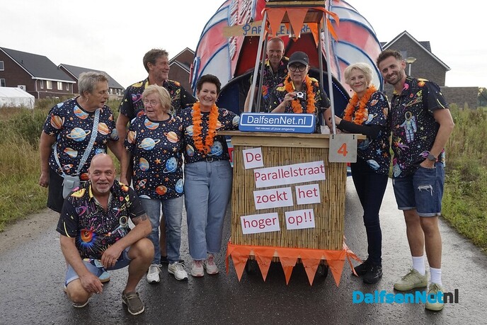 Bordje DalfsenNet bij optocht Oudleusen - Foto: Paul Scholten