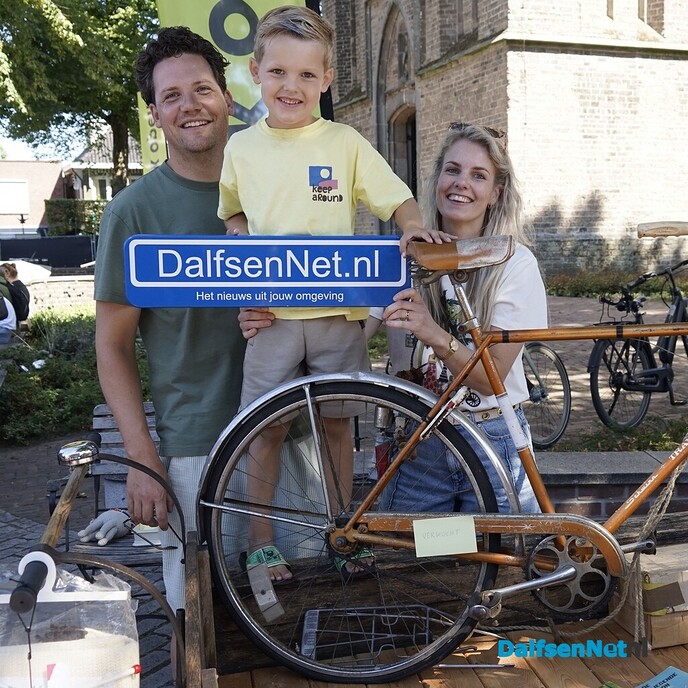 Foto’s met bordje DalfsenNet op vierde Blauwe Bogen Dag - Foto: Paul Scholten
