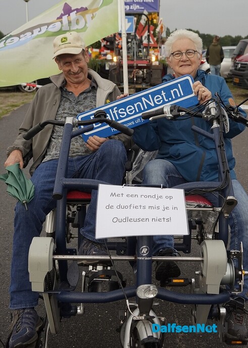 Bordje DalfsenNet bij optocht Oudleusen - Foto: Paul Scholten