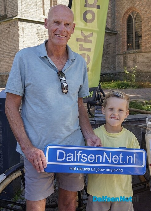 Foto’s met bordje DalfsenNet op vierde Blauwe Bogen Dag - Foto: Paul Scholten