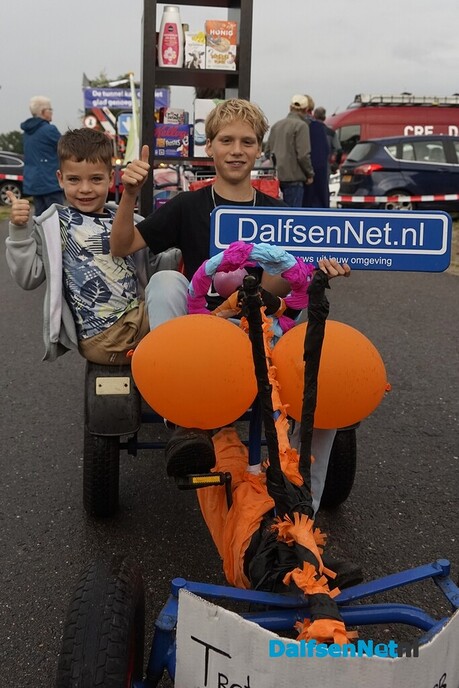 Bordje DalfsenNet bij optocht Oudleusen - Foto: Paul Scholten