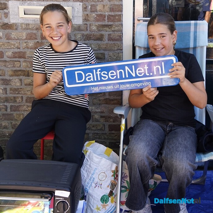 Foto’s met bordje DalfsenNet op vierde Blauwe Bogen Dag - Foto: Paul Scholten