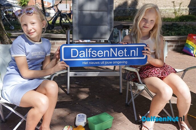 Foto’s met bordje DalfsenNet op vierde Blauwe Bogen Dag - Foto: Paul Scholten